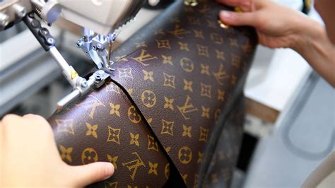 Tessuti firmati Dior e Vuitton in vendita online 